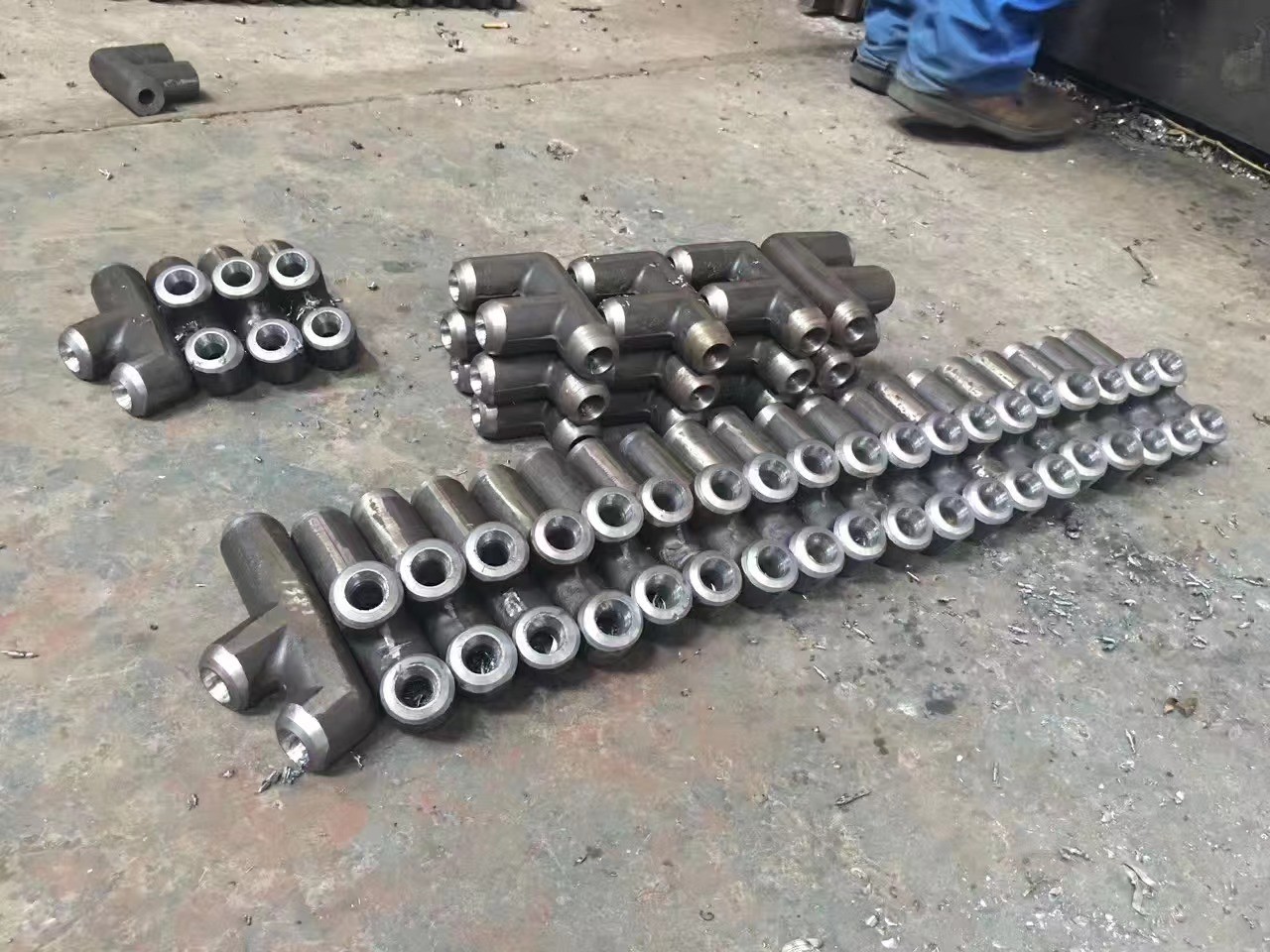 Φ63.5×8 （SA-210C)管壁厚度均勻，材質(zhì)符合要求，管壁厚度不超8.1mm，兩管中心距89mm，，鰭片厚度6mm，管長度6M,每排6根管束，管口鰭片據(jù)管口留50mm的距離便于焊接
