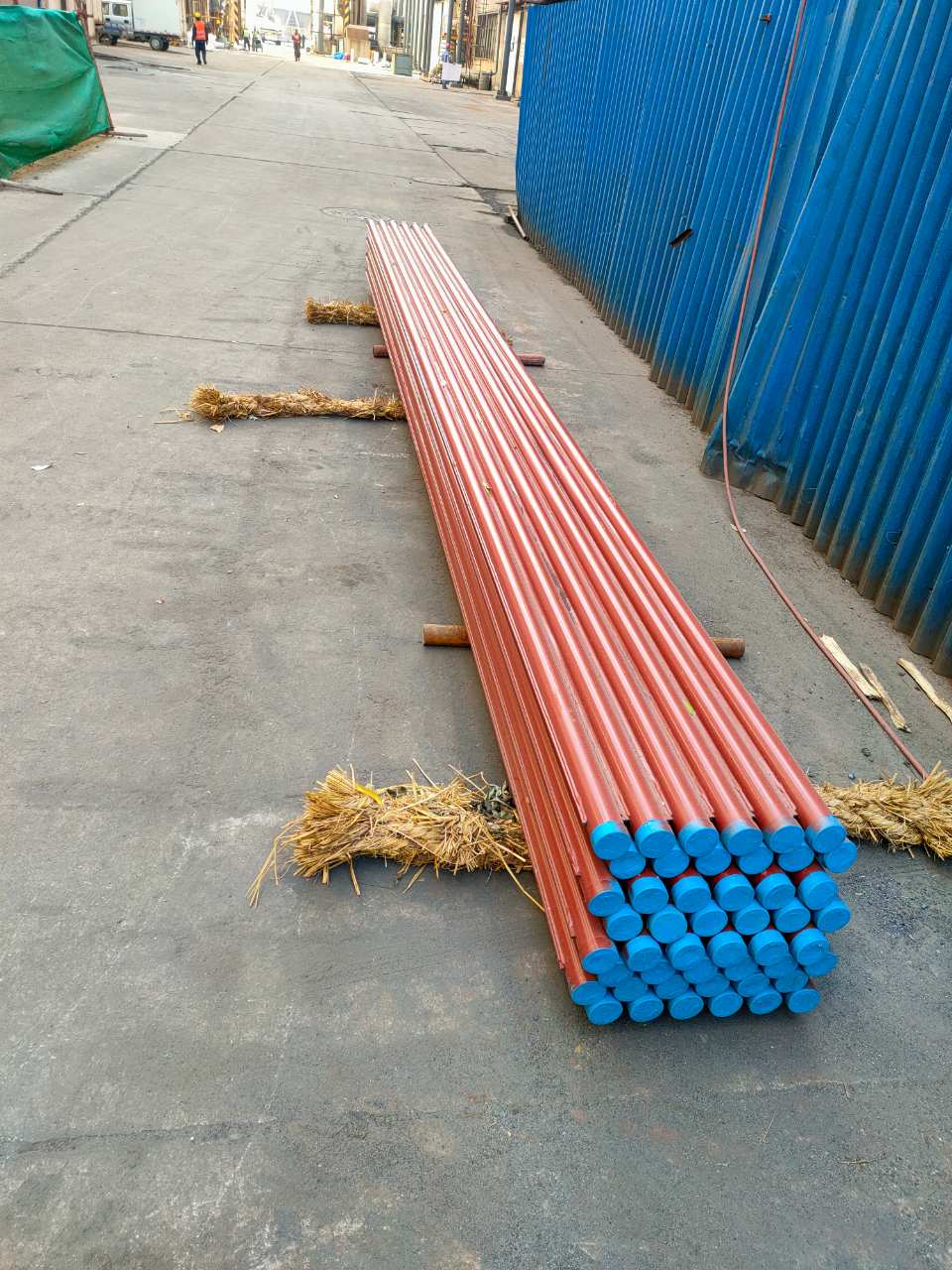 Φ63.5×8 （SA-210C)管壁厚度均勻，材質(zhì)符合要求，管壁厚度不超8.1mm，兩管中心距89mm，，鰭片厚度6mm，管長度6M,每排6根管束，管口鰭片據(jù)管口留50mm的距離便于焊接
