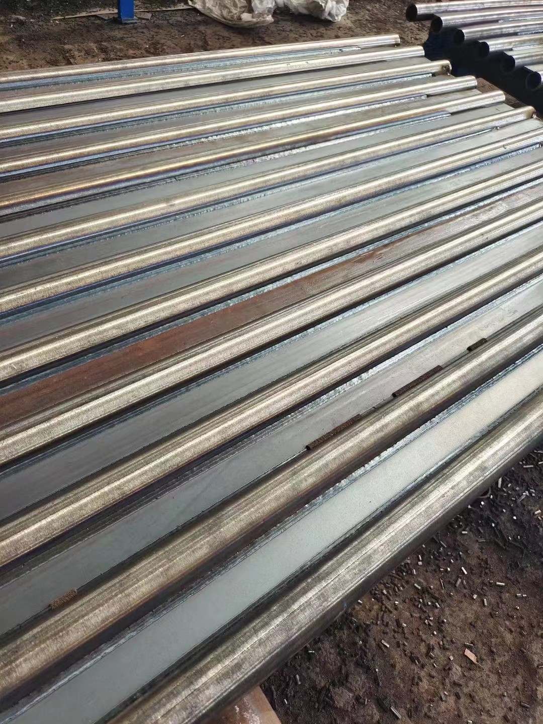 Φ38.1×7.5 SA-213T2 每件9根水冷壁管一排，長12米，管節(jié)距50.8mm,鰭片連接，鰭片為膜式扁鋼厚δ6.4㎜，材料為15CrMo，采用雙面坡口焊接型式