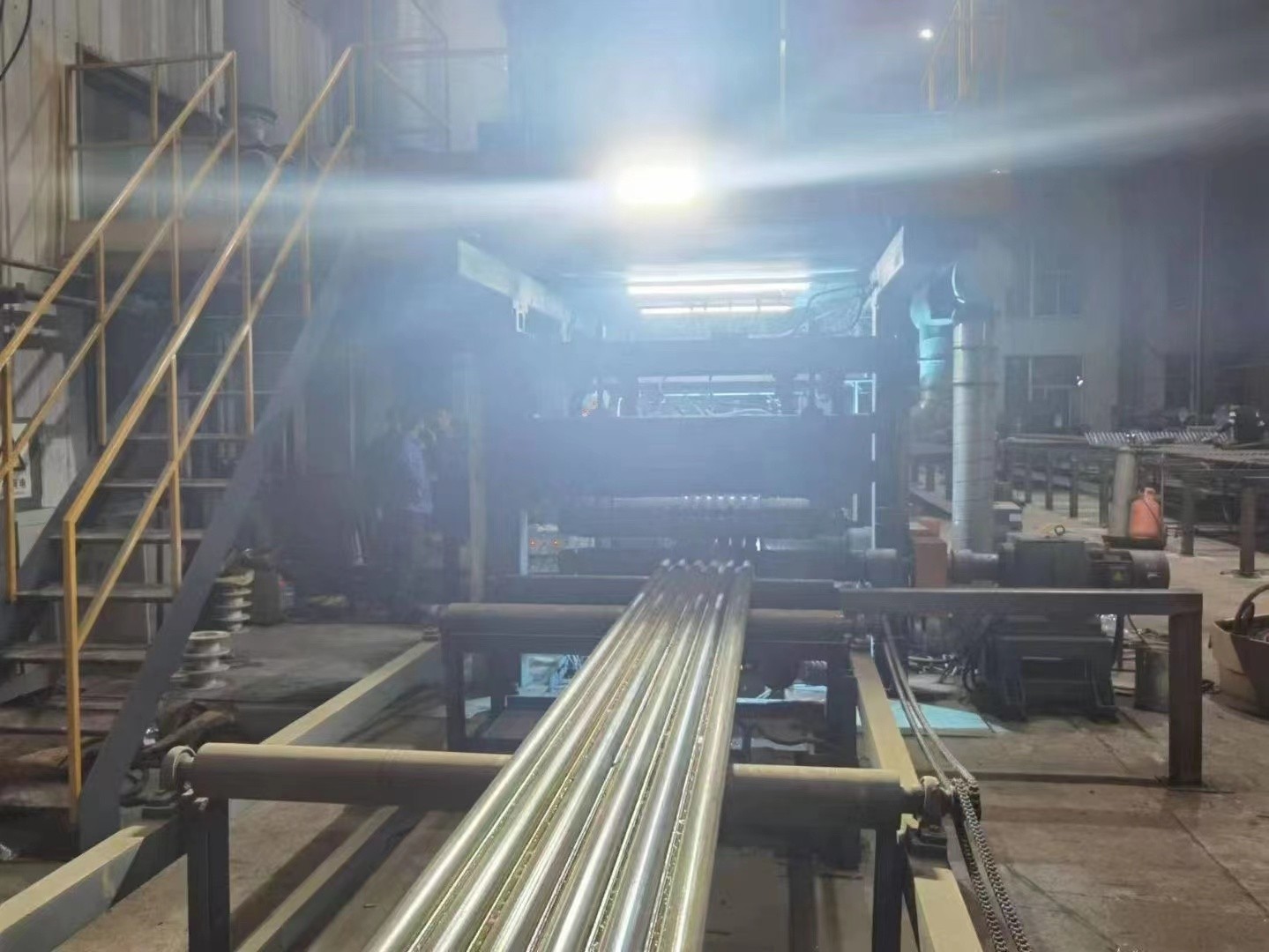 水冷壁管屏|Φ38.1×7.5 SA-213T2 每件9根水冷壁管一排，長12米，管節(jié)距50.8mm,鰭片連接，鰭片為膜式扁鋼厚δ6.4㎜，材料為15CrMo，采用雙面坡口焊接型式
